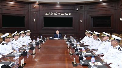 وزير الداخلية يجتمع بمساعديه لمراجعة استراتيجية العمل الأمني وترسيخ الأمان للمواطنين