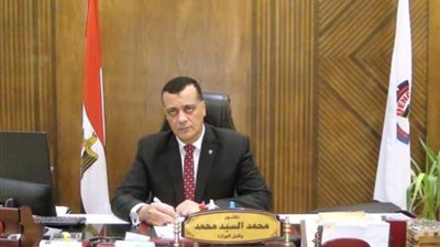 وكيل وزارة التعليم بقنا يهنئ الخامس والخامس مكرر جمهوريا بالثانوية العامة 