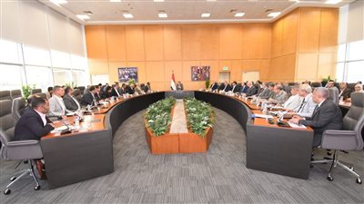 وزير الإسكان يستعرض موقف مشروعات المرافق ضمن مبادرة 