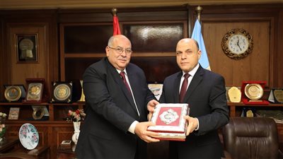 محافظ كفرالشيخ يكرم السكرتير العام المساعد لجهوده ويقدم له التهنئة بمنصبه الجديد« سكرتيرًا عامًا لمحافظة الشرقية»