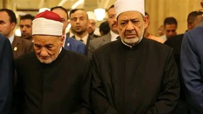 بتواجد الآلاف.. شيخ الأزهر يؤدي صلاة الجنازة على زوجة الدكتور حسن الشافعي