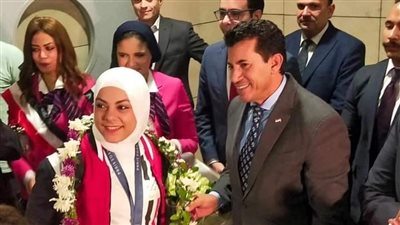 بعد انتهاء أولمبياد باريس..وزير الرياضة يستقبل أحمد الجندي وسارة سمير بمطار القاهرة