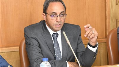 محافظ قنا يبحث سبل التعاون لتطوير معدات النظافة بالمدن