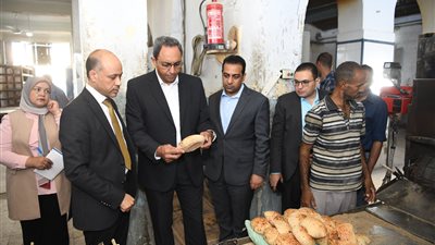محافظ قنا يفاجئ عدد من المخابز البلدية للاطمئنان علي توافر رغيف الخبز