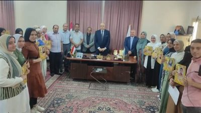 عميد المعهد المتوسط للخدمه الاجتماعيه بكفرالشيخ يكرم الاوائل