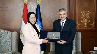 الفريق أسامة ربيع يكرم البطلة الأولمبية 