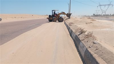  رفع الرمال الزاحفة على الطريق الدولي الساحلي بنطاق مركز بلطيم كفر الشيخ 