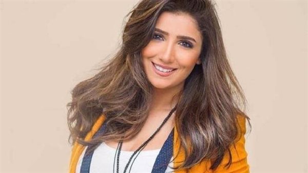 الفنانة مي عمر 