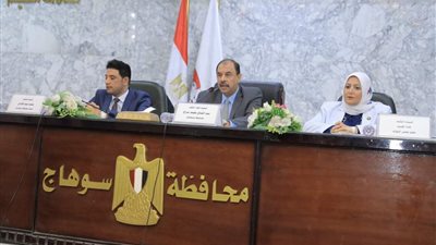 محافظ سوهاج يعقد اجتماعا مع لجنة توفيق أوضاع المشروعات المتوسطة والصغيرة والمتناهية الصغر 