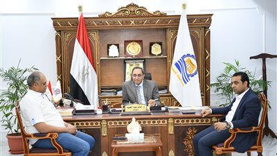 محافظ قنا يناقش مع أعضاء الغرفة التجارية إقامة عدد من معارض «أهلًا مدارس»