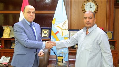 محافظ كفر الشيخ يُسلّم عقود تقنين أراضي أملاك الدولة للمستفيدين من المواطنين 