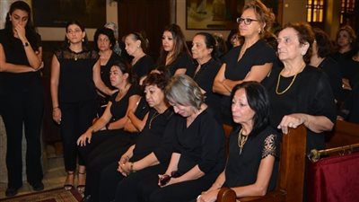 بالصور ...انهيار و بكاء أسرة السيناريست الراحل عاطف بشاي أثناء تشييع جثمانه 