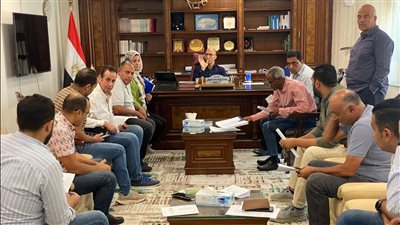 رئيس جهاز القاهرة الجديدة يستمع لمطالب حاجزي مشروع 