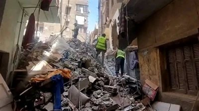 انهيار عقار بحدائق القبة ومحاولات لرجال الإنقاذ للبحث عن ناجين أسفل الأنقاض
