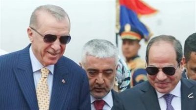 كيف يرى الإعلام التركي استقبال أردوغان للرئيس السيسي على باب الطائرة؟ 