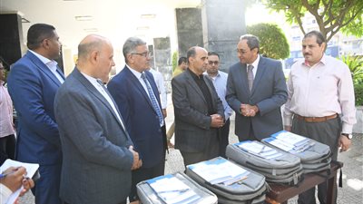 مقدمة من شركة النهضة للصناعات.. محافظ قنا يشهد تسليم 800 شنطة مدرسية للطلاب الأولى بالرعاية