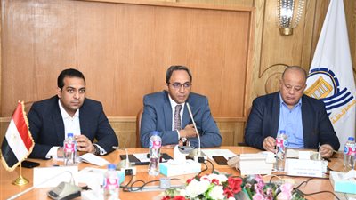 محافظ قنا يناقش خطة تطوير وتجميل عددا من الميادين