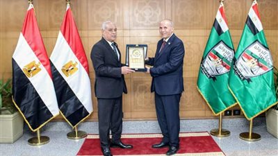 رئيس هيئة النيابة الإدارية يهنئ المستشار عبدالرازق شعيب لتوليه هيئة قضايا الدولة