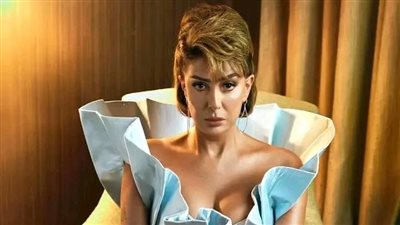 إطلالة مثيرة لغادة عبدالرازق مع شاب.. تشعل تساؤلات الجمهور خطيبها أم زوجها