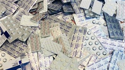 ضبط عامل بمطار برج العرب يحاول تهريب أدوية محظورة حول جسده