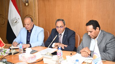 محافظ قنا يستعرض الموقف التنفيذى لمشروعات المرحلة الأولى واستعدادات المرحلة الثانية من حياة كريمة