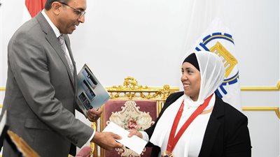 محافظ قنا يكرم بطلة الميدالية البرونزية فى دورة الألعاب البارالمبية بباريس