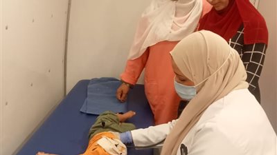 الكشف علي 946 حالة في قافلة طبية مجانية بنجع حمادى 