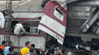 خطأ بشري وراء تصادم قطارين بمدينة الزقازيق بالشرقية وإصابة 7 lبالصور وڤيديوهات