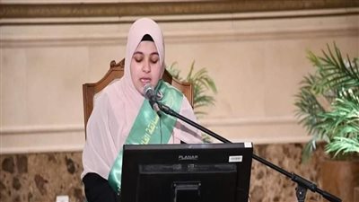 الأزهري يهنئ الفائزة بالمركز السادس بمسابقة الشيخة فاطمة بنت مبارك للقرآن الكريم 
