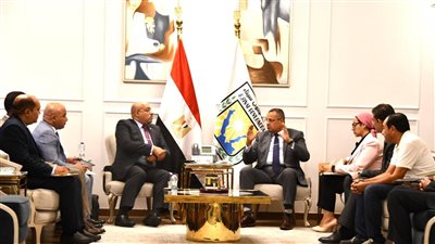 محافظ جنوب سيناء يناقش تعزيز الاستثمار وحل مشكلات المستثمرين مع المسؤولين