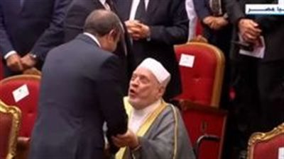 في لحظة مؤثرة.. السيسي يُقبل رأس أحمد عمر هاشم خلال احتفالية المولد النبوي