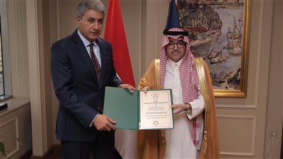 منح شريف فتحي  وسام السياحة العربية من الطبقة الممتازة 