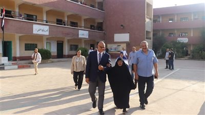 محافظ القليوبية يوجه بصرف مكافأة مالية لموظفات المدرسة الثانوية للبنات تقديراً لعملهن