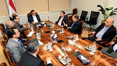 وزير الإسكان يناقش مع بنك التعمير تسويق مشروعات المجتمعات العمرانية