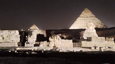 إضاءة أهرامات الجيزة وتمثال أبوالهول احتفالا باليوم العالمي للسياحة