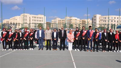 رئيس جامعة كفر الشيخ يشهد مراسم تحية العلم ويقدم التهنئةللطلاب بالعام الدراسي الجديد 