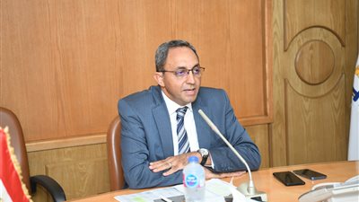 بحضور المتخصصين.. محافظ قنا يبحث مقترح تطوير الهوية البصرية