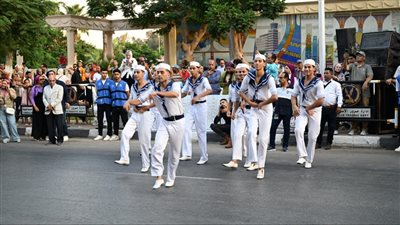 بالصور..محافظ الإسماعيلية ونائب رئيس قصور الثقافة يشهدان ديفيليه مهرجان الإسماعيلية الدولي للفنون الشعبية في دورته 24
