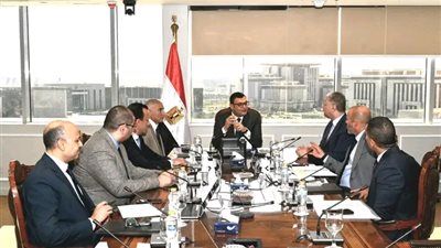 وزير الإسكان يتابع سير العمل بمشروعى 