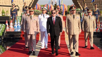 السيسي يضع أكاليل الزهور على أضرحة شهداء وقادة أكتوبر المجيد