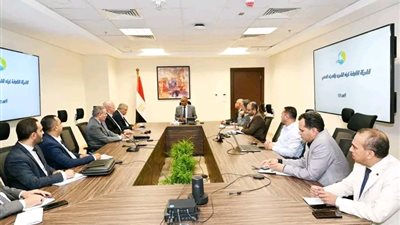 نائب وزير الإسكان يتابع مع مسئولي الوزارة موقف الخطة الاستراتيجية لتحلية مياه البحر