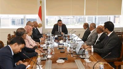 وزير الإسكان يتولى موقف تشغيل منظومة النقل الداخلى والخارجى بالمدن الجديدة