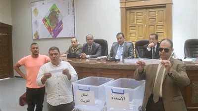إجراء القرعة العلنية لحجز 32 عربة طعام متنقلة بمدينة العاشر من رمضان