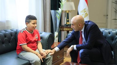 وزير التعليم يوجه بإعفاء طالب بمدرسة ذات النطاقين بالجيزة من المصروفات الدراسية 