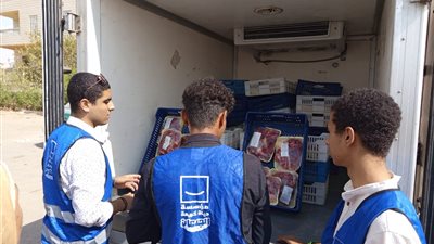 ثلاجات «حياة كريمة » المتنقلة تواصل توزيع اللحوم المخفضة لليوم الثاني علي أهالي بدر