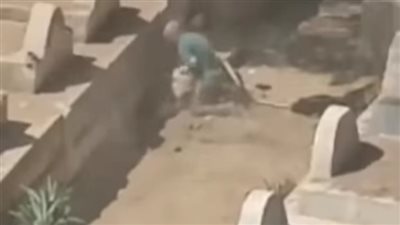 مشاهد مرعبة لشخص ينبش القبور ويخرج جثث الموتى.. تفاصيل  