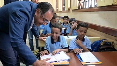 مدبولي يزور مدرسة وادي الملكات بالأقصر.. ويدير حواراً مع الطلاب حول تجربتي التقييمات الأسبوعية والفترة المسائية