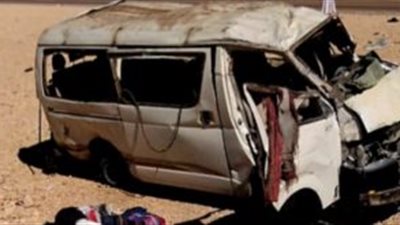 إصابة 12 شخص إثر انقلاب سيارة ميكروباص بالطريق الصحراوي نجع حمادي - قنا