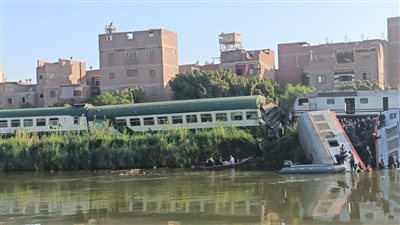 البحث عن ضحايا أو مصابين في ترعة الإبراهيمية جراء حادث تصادم قطارين بالمنيا