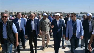 رئيس الوزراء يتابع أعمال تطوير كورنيش البر الغربي والممشى الزجاجي